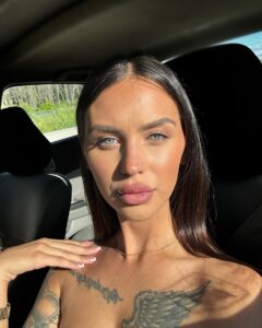 Amélie Chamberland Most Liked Photos and Posts