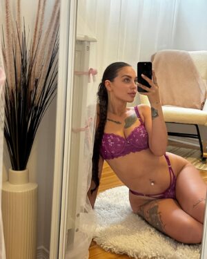 Amélie Chamberland Instagram - Lingerie is the maximum expression of a women’s femininity ✨ 

New set Aphrodisiac from @lilunderwear.shop 🪻

#lilbabes #lilintimates
