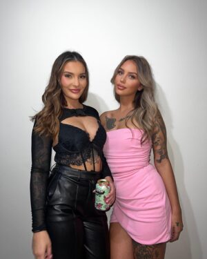 Amélie Chamberland Instagram - 🖤💖