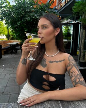 Amélie Chamberland Instagram - 🍸✨