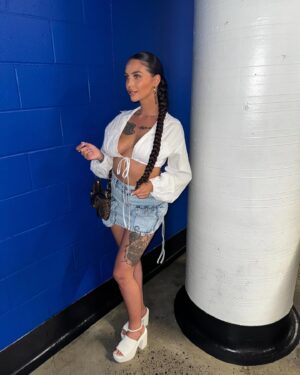 Amélie Chamberland Instagram - Breezy tour 11:11 🤍🪽✨
 
@chrisbrownofficial