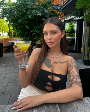 Amélie Chamberland Instagram - 🍸✨