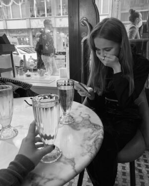 Amelie Pokorná Instagram - tak tezky a krasny rok. 
dekuji silene..
jsem opravdu moc vdecna za vsechny lidi, ktere kolem sebe mam.. za vsechny, se kterymi jsem mohla slavit a kteri mi davaji kazdy den tolik energie. od kterych se muzu ucit, prebirat, premyslet, uvedomovat si a menit. 
dekuju, ze muzu studovat, tancovat, ze muzu hrat - delat to, co z celeho srdce miluju. 

sdilim par fotek z tohoto krasneho dne. tocila jsem a cely den cetla nadherna prani. 
jo a 18 ruzi, nosi to stesti? 🤪