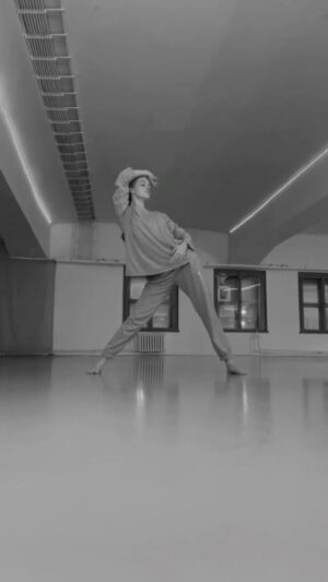 Amelie Pokorná Instagram - healing process

not letting my feet move
just arms
and thoughts

🧚✨