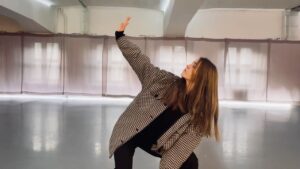 Amelie Pokorná Instagram - premyslela jsem, jestli tuhle vec chci vubec sdilet, protoze je to pro me takova mala srdcovka. 
myslim, ze tyhle svatky byly pro vsechny trochu jiny.. tezky. ve videu jsou jeste videt moje napuchle oci, a mimo to i nedople narty, volne ruce atd. atd. … ale mozna, ze presne proto je to pro me tak specialni.. protoze jakmile clovek najde svobodu v tom neresit jak vypada a jen citit, pak muze najit neco mnohem podstatnejsiho, nez je reseni sveho tela. jakmile je clovek nejvic sam sebou, laska si ho najde sama. at uz ji citi k sobe, nebo k ostatnim. tak se mejte vic radi!

to bylo moje novorocni vypovidani.. preju stastny i nestastny novy rok plny citu! neb ten z nas dela lidi.. 🤍 #2022

nejcitlivejsi hudba, kterou znam: @stepankozub_official & @jirikrhut 

choreo/impro by me
camera: my @anapoupova 🐒
📍: @vividspace.prague