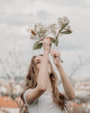 Amelie Pokorná Instagram - 🤍

timto zakoncuji serii fotek, ktere jsem s nejskvelejsim tymem nafotila a mohli jsme tak predstavit uryvky z Máchova Máje podle nasi predstavivosti. dekuji jeste jednou! 

makeup&hair: @nikol.makeupart_ 
photo: @misha.photo 
production: @karelkantor 
thanks to @barajanova