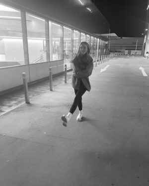 Amelie Pokorná Instagram - tak tezky a krasny rok. 
dekuji silene..
jsem opravdu moc vdecna za vsechny lidi, ktere kolem sebe mam.. za vsechny, se kterymi jsem mohla slavit a kteri mi davaji kazdy den tolik energie. od kterych se muzu ucit, prebirat, premyslet, uvedomovat si a menit. 
dekuju, ze muzu studovat, tancovat, ze muzu hrat - delat to, co z celeho srdce miluju. 

sdilim par fotek z tohoto krasneho dne. tocila jsem a cely den cetla nadherna prani. 
jo a 18 ruzi, nosi to stesti? 🤪