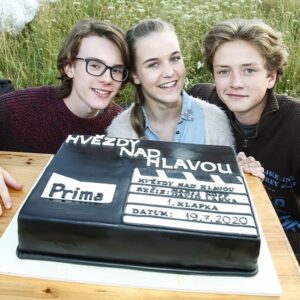 Amelie Pokorná Instagram - byl a je to splněný sen, pracovat s partou lidí, jako je tahle. děkuji, že jí můžu být součástí. #hvezdynadhlavou 
🌟🌟🌟🌟🌟