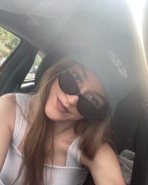 Amelie Pokorná Instagram - květne .. něco jsi mi dal, něco jsi mi vzal .. ale fak it. ŽIJU. dělám kroky s láskou .. a s vírou. A jak dopadnou .. nechávám plynout.
#cejtimsemoudrejsi

.. #nezvdubnu .. :D

• fotky - ja ( 🤦🏼‍♀️ ), potom bozi misto - @prahoproject , dale Nikiho choosin’, Hubees se svym novym nejlepsim kamosem - panem chobotnicou 🐙, a posledni - ráno v Brne na beatstreetu.