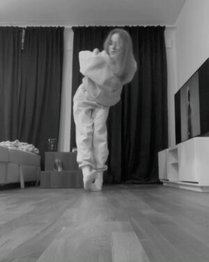 Amelie Pokorná Instagram - tenhle rok .. byl hustej. krásnej a plnej. všeho možnýho..) tak děkuju všem kdo v něm byli. 
tenhle rok mnohým věcem a lidem strhnul masku a to mám moc ráda. 

tak diky ! zas za rok:)