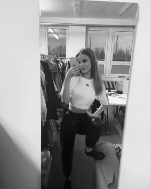 Amelie Pokorná Instagram - tak tezky a krasny rok. 
dekuji silene..
jsem opravdu moc vdecna za vsechny lidi, ktere kolem sebe mam.. za vsechny, se kterymi jsem mohla slavit a kteri mi davaji kazdy den tolik energie. od kterych se muzu ucit, prebirat, premyslet, uvedomovat si a menit. 
dekuju, ze muzu studovat, tancovat, ze muzu hrat - delat to, co z celeho srdce miluju. 

sdilim par fotek z tohoto krasneho dne. tocila jsem a cely den cetla nadherna prani. 
jo a 18 ruzi, nosi to stesti? 🤪