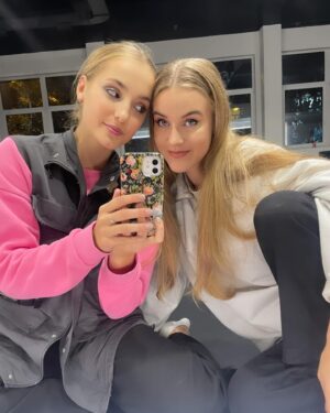 Amelie Pokorná Instagram - tenhle rok .. byl hustej. krásnej a plnej. všeho možnýho..) tak děkuju všem kdo v něm byli. 
tenhle rok mnohým věcem a lidem strhnul masku a to mám moc ráda. 

tak diky ! zas za rok:)