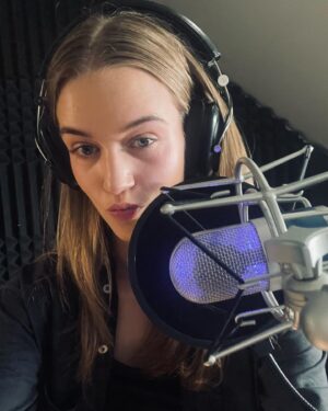 Amelie Pokorná Instagram - tenhle rok .. byl hustej. krásnej a plnej. všeho možnýho..) tak děkuju všem kdo v něm byli. 
tenhle rok mnohým věcem a lidem strhnul masku a to mám moc ráda. 

tak diky ! zas za rok:)