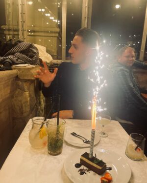 Amelie Pokorná Instagram - tak tezky a krasny rok. 
dekuji silene..
jsem opravdu moc vdecna za vsechny lidi, ktere kolem sebe mam.. za vsechny, se kterymi jsem mohla slavit a kteri mi davaji kazdy den tolik energie. od kterych se muzu ucit, prebirat, premyslet, uvedomovat si a menit. 
dekuju, ze muzu studovat, tancovat, ze muzu hrat - delat to, co z celeho srdce miluju. 

sdilim par fotek z tohoto krasneho dne. tocila jsem a cely den cetla nadherna prani. 
jo a 18 ruzi, nosi to stesti? 🤪