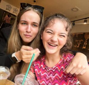 Amelie Pokorná Instagram - Naše kamarádství je krásný a vlastně docela zajímavý. Po třech letech známosti jsme poprvé šly na kafe až před pár dny. 🤭
Točily jsme spolu tolik projektů a během záběrů se snažily všechno si sdělit, ale teď to konečně časově vyšlo!🤩 Mohly jsme si sednout jenom my dvě a vše si říct. ✨
Jestli to touhle rychlostí půjde dál, tak možná za sedm let půjdeme na kafe k sobě domů a za dalších pět let u sebe třeba i přespíme! 😱😂
Kdo ví 🤷‍♀️
Každopádně... Mám tě moc ráda, ale to ty víš ❤️
#friendshipismagic