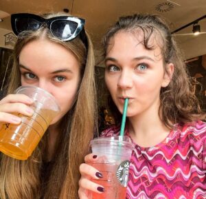 Amelie Pokorná Instagram - Naše kamarádství je krásný a vlastně docela zajímavý. Po třech letech známosti jsme poprvé šly na kafe až před pár dny. 🤭
Točily jsme spolu tolik projektů a během záběrů se snažily všechno si sdělit, ale teď to konečně časově vyšlo!🤩 Mohly jsme si sednout jenom my dvě a vše si říct. ✨
Jestli to touhle rychlostí půjde dál, tak možná za sedm let půjdeme na kafe k sobě domů a za dalších pět let u sebe třeba i přespíme! 😱😂
Kdo ví 🤷‍♀️
Každopádně... Mám tě moc ráda, ale to ty víš ❤️
#friendshipismagic