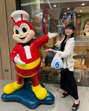 Ami Tomite Instagram - セブにはわたしに似てる（らしい）キャラクターが２匹（２人？🤔）も居た。。。👧🐝

たしかに同じ系統の顔。。。🤔😂

セブでたくさん見かけた謎のパン屋さんjulie's bake shopの女の子と、フィリピンのファストフード、ジョリビーJollibeeの蜂？のキャラクター😂❤️

初めてジョリビー食べたけどめちゃくちゃ好みだった！！！フライドチキン最高🐥日本上陸してくれないかな。。🐥❤️

#セブ #セブ島旅行 #セブ島 #セブ島グルメ #フィリピン #フィリピングルメ #ジョリビー #jollibee #juliesbakeshop #海外旅行 #旅行 #マクタン #trip #travelphotography #travel #travelgram #cebu #cebucitytour