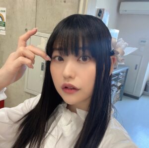 Ami Tomite Instagram - 4月1日(月)放送のドラマ 月曜プレミア8「今野敏サスペンス 警視庁強行犯係 樋口顕 －炎上－」にゲストで出演させていただきます！！！❤️

数億年ぶりくらいにアイドル衣装着ました😂😂😂😂😂😂😂

ぜひ、ご覧ください！！！

【放送日時】2024年4月1日（月）夜8時～9時54分

【放送局】テレビ東京、テレビ大阪、テレビ愛知、テレビせとうち、テレビ北海道、TVQ九州放送

【配信】全国どこからでも「TVer」でリアルタイム配信
広告付き無料配信サービス「ネットもテレ東」(テレ東HP、TVer)にて見逃し配信
動画配信サービス「U-NEXT」にて見放題配信

【出演者】内藤剛志　矢田亜希子　逢沢りな　佐野岳　片山萌美　小松利昌　川上麻衣子　榎木孝明　佐野史郎
【ゲスト】渡辺いっけい　宇垣美里　長田成哉　冨手麻妙　岩谷健司　あめくみちこ　ゆってぃ　小野島徹（駆け抜けて軽トラ）　餅田コシヒカリ（駆け抜けて軽トラ）

≪あらすじ≫
目黒区の一軒家で絞殺体が発見され、強行犯係の樋口顕（内藤剛志）らは現場へ急行する。被害者はこの家に住む主婦・小沢芽衣（冨手麻妙）。クリニック経営の夫・小沢匡彦（渋江譲二）は外出中で、第一発見者はエアコン修理業者・沼田誠二（岩谷健司）だ。しかも真偽は定かではないが、犯人らしき2人組が小沢家から車に乗り込む動画が、なぜか事件直後に拡散された。逃走中の2人、梶山浩史（渡辺いっけい）と三上健（長田成哉）は早々に特定されたことに動揺。逃げ込んだファミレスで客を人質に立てこもる。その中には樋口の妻・恵子（川上麻衣子）の姿も…。
実は梶山はSNSの炎上で仕事も家族も失っていた。一方殺害された芽衣は元アイドルで、グループのセンターを担当。だがあるメンバーの泥酔写真がSNSで拡散され、その後炎上を苦に自殺。グループも解散となった過去が…。やがて樋口は、この2つの炎上が、芽衣の死に絡んでいることに気づく――。

#警視庁強行犯係樋口顕シリーズ #テレ東ドラマ