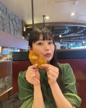 Ami Tomite Instagram - シェイキーズのポテトはポテト界の頂点🍟🥇👑
抱えて食べたい🍟🍟🍟❤️

#シェイキーズ #ポテト大好き