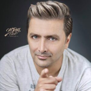 Amin Zendegani Instagram - .
سلام دوستان امیدواریم حالتون خوب باشه.

با توجه به پیشرفت تکنولوژی، افزایش آمار جرایم مدرن و‌ بررسی شرایط موجود جامعه، تصمیم گرفتیم یک دوره ی عالی با همکاری موسسه ی علوم فنون تهران به عنوان پلیس علمی و اصول کارآگاهی برگزار کنیم.
هدفمون از برگزاری این دوره افزایش آگاهی مردم نسبت به جرایم مدرن هم برای افراد و‌هم برای کسب‌وکارها و خطراتی که آنهارو تهدید میکند است.
اما برای ایجاد تنوع در این دوره از میهمانان بزرگی جهت حضور دعوت شده و تلاش ما این بوده به واسطه حضور این عزیزان بتوانیم از مناظر مختلفی یک مجرم مدرن را مورد بررسی قرار دهیم.
در همین راستا در یکی از جلسات در خدمت آقای استاد آب‌پرور کارگردان سریال هوش سیاه و قتل آنلاین هستیم تا راجع به چگونگی پیداش این فیلم و‌ سریال و بررسی و تحلیل آنها صحبت کنیم.
در جلسات دیگر خدمت دوست عزیزم امین زندگانی یکی از بازیگران بزرگ و موفق کشور با موضوع تیپ شخصیتی و نوع رفتاری احتمالی افراد سودجو گپ خواهیم زد و در ادامه با جناب سرهنگ نصرالله شفیقی رئیس اسبق اداره قتل پلیس آگاهی تهران برای تحلیل پرونده های واقعی گذشته، تاثیر ابزارهای الکترونیک در کشف جرم و تغییرات روش های ارتکاب جرم از گذشته تا امروز صحبت خواهیم کرد ، و در آخر خدمت جناب آقای دکتر علیرضا نبی کارآفرین اجتماعی با موضوع چگونگی اصلاح مجرمین، بازپروری آنها و در نتیجه ایجاد جامعه‌ای سالم‌تر و ایمن‌تر هستیم.
بیصبرانه منتظر دیدن شما عزیزان در این دوره جذاب هستیم.
به دلیل ظرفیت موجود و  محدود ما دوستان علاقه‌مند لطفا سریع‌تر ثبت نام خودشون رو انجام بدن که خدایی نکرده شرمنده افراد نشیم.🙏