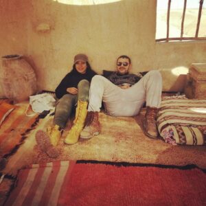 Amine Ennaji Instagram - استراحةالمحارب...و المحاربة♥️.👀 شكون كيعرف فين جات "أغفاي" ؟؟
@soundouslrh 
#aghafaydesert #desert #saharadesertmorocco #desertmorocco #desertmoroccotrips #redcamerausers #action #cinemaitaliano #tournage #morocco #wifeyforlifey ♥️