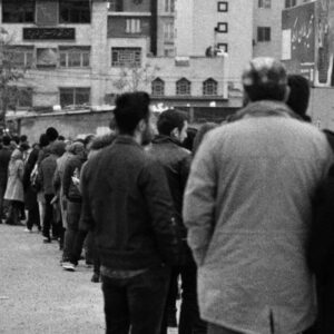 Amir Aghaei Instagram - خيلي دور نيست.يعني همين سالهاي نه چندان دور. تمامِ ايام جشنواره در خانه نبودم، هرگز. همه هم اين را مي دانستند. كسي اگر دنبالم مي گشت، قطعا يا در صف سينما عصر جديد مرا مي يافت، يا روي پله هاي كنار سينما،و يا در سالن به تماشاي فيلم.به عكسها نگاه كنيد.اينها روزگار نه چندان دور سينمايي ست كه جناحي و گروهي و سفارشي نبود، سينمايي كه ما عاشقانه دوستش مي داشتيم.
به ياد مي آورم تعدادي از فيلمهاي جشنواره هشتم فجر را:مهاجر( حاتمي كيا) هامون( مهرجويي) مادر ( علي حاتمي) كلوزآپ (كيارستمي)دندان مار (كيميايي)چقدر فيلم درخشان فقط در يكدوره از جشنواره!!!
برنامه كپي شده را دست به دست ميكردم در صف هاي طويل، تقلا ميكردم از اين سالن به سالني ديگر خودم را برسانم تا يك وقت از ديدن فيلمي جا نمانم. و خيلي وقتها جا ميماندم. بليط نبود و مي ايستادم تا آنهايي كه فيلم را ديده اند از سالن بيرون بيايند.
-آقا چطور بود؟
-چي ديديد؟
-چي كانديد ميشه به نظرتون؟
خيلي دور نيست روزهايِ سرد زمستانهايي كه در صف هاي طويلِ جشنواره فيلم فجر، به عمرم سالها اضافه شد.لذتش را بُردم. حلالم باشد آن سينما. آن اعجاز پرده ي نقره اي، آن لذت هايِ بي پايان.
.
.
.#سينما
#جشنواره_فیلم_فجر
