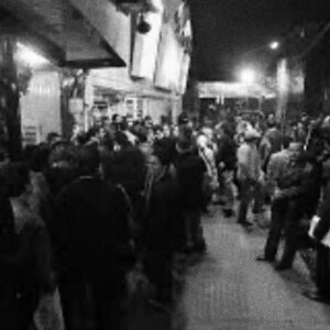 Amir Aghaei Instagram - خيلي دور نيست.يعني همين سالهاي نه چندان دور. تمامِ ايام جشنواره در خانه نبودم، هرگز. همه هم اين را مي دانستند. كسي اگر دنبالم مي گشت، قطعا يا در صف سينما عصر جديد مرا مي يافت، يا روي پله هاي كنار سينما،و يا در سالن به تماشاي فيلم.به عكسها نگاه كنيد.اينها روزگار نه چندان دور سينمايي ست كه جناحي و گروهي و سفارشي نبود، سينمايي كه ما عاشقانه دوستش مي داشتيم.
به ياد مي آورم تعدادي از فيلمهاي جشنواره هشتم فجر را:مهاجر( حاتمي كيا) هامون( مهرجويي) مادر ( علي حاتمي) كلوزآپ (كيارستمي)دندان مار (كيميايي)چقدر فيلم درخشان فقط در يكدوره از جشنواره!!!
برنامه كپي شده را دست به دست ميكردم در صف هاي طويل، تقلا ميكردم از اين سالن به سالني ديگر خودم را برسانم تا يك وقت از ديدن فيلمي جا نمانم. و خيلي وقتها جا ميماندم. بليط نبود و مي ايستادم تا آنهايي كه فيلم را ديده اند از سالن بيرون بيايند.
-آقا چطور بود؟
-چي ديديد؟
-چي كانديد ميشه به نظرتون؟
خيلي دور نيست روزهايِ سرد زمستانهايي كه در صف هاي طويلِ جشنواره فيلم فجر، به عمرم سالها اضافه شد.لذتش را بُردم. حلالم باشد آن سينما. آن اعجاز پرده ي نقره اي، آن لذت هايِ بي پايان.
.
.
.#سينما
#جشنواره_فیلم_فجر