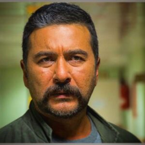 Amir Hossein Seddigh Instagram - در غرب كشورمان زلزله ميايد.
ميخواهيم تسليت بگوييم؛ ميشنويم كه تسليت نياز ندارند، كمك برسانيد. 
ميخواهيم براى كمك رسانى برويم؛ ميگويند جاده هاى ورودى به منطقه بسته است.
ميخواهيم كمك نقدى كنيم؛ هزاران نفر شماره حساب اعلام كرده اند، ميگويند قابل اعتماد نيستند،ميگويند كمكها به دست زلزله زدگان نميرسد، ميگويند مسئولين مديريت بحران نميكنند،ميگويند.... ميگويندو ميگويند.....
و مردم اسيب ديده غرب كشورم، در سرمايند و گرسنه........ و ما هاج و واج،خيره ميمانيم وميشنويم.....