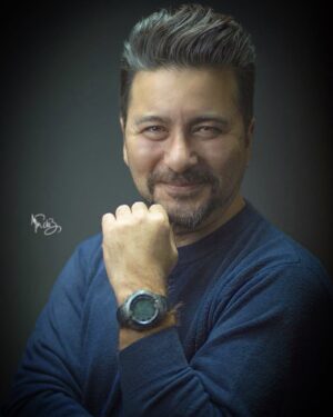 Amir Hossein Seddigh Instagram - Hairstyle & photo : @mpm-club 
سلام، ببخشين اينقدر از خودم عكس ميذارم. به خدا اصلا از سر خود شيفتگى نيست، متاسفانه ياشايد خوشبختانه به دليل شغلى كه انتخاب كردم(هنرپيشگى)همه ازم انتظار دارن وقتى كارى ازم پخش نميشه از حالم(يا شايد هم از ريخت و قيافه ام) با خبر باشن. البته عكس جديد گذاشتن حداقل اثرش اينه كه شايد تو خيابون كه منو ميبينن كمتر يا با شدت كمترى بهم بگن : پير شدى... چاق شدى...چقدر زشتى... تو تلويزيون بهترى....( كه البته فكر كنم همين ديشبش داشتن زيزيگولو تماشا ميكردن!)
به هرحال شما به بزرگوارى خودتون ببخشين كه من اين شكليم يا سنم داره ميره بالا...
منو كه اذيت نميكنه ، اميدوارم شمارو هم نيازاره.... سپاس 
#amirhoseinsedigh #amirhoseinsedigh_iraniancelebrities  #امير_حسين_صديق