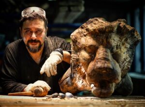Amir Hossein Seddigh Instagram - @beraheh  #art#woodworking #wood#sculpture #lion #tree#amirhoseinsedigh  Photo: @pooria.noori
