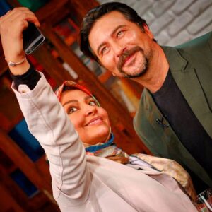 Amir Hossein Seddigh Instagram - سلفى گرفتن اصلا كار بدى نيست.... من و خانم مه لقا باقرى همين الان يهويى پاتوق كتاب باز.....#nasim #ketab #amirhoseinsedigh #mahlaghabagheri