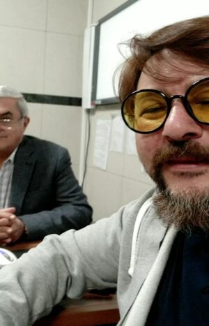 Amir Hossein Seddigh Instagram - ممنونم از همه شما عزیزان که جویای احوال من بودی و بنده شرمنده ام که نمی‌تونستم جوابگوی تک تک شما دوستان باشم.❤️💐
همینجا متواضعانه و بشدت دست تک تک کادر درمان و همکارانشان را در «بیمارستان شهدای تجریش» می‌بوسم ،که در این روزهای شلوغ و با اینهمه مشکلاتی که کادر درمان در ایران با آن دست و پنجه نرم می‌کنند،از کووید گرفته تا پرداخت نشدن به موقع همان اندک دستمزد،
خالصانه و با جان و دل از تمام امکانات موجود استفاده می‌کنند تا به بیماران در بیمارستانهای دولتی سرویس بدهند.♥️🧚
تمام قد در مقابل اینهمه انسانیت و وجدان کاری (کادر درمان کشورم) خم میشوم و دست تک تکشان را می‌بوسم.🙋🤝🤲
بویژه آقای 💥( دکتر عادل ابراهیم پور)عزیز💥 فوق تخصص جراح ارتوپدی و استاد دانشگاه،که با تشخیص درست و به موقع و درمان دقیق و موشکافانه،سلامتیم را مرهون زحمات بی ریای ایشان هستم.🆒♿
(عزیزانی که به تخصص ایشان نیاز دارند روزهای یکشنبه و سه‌شنبه با هماهنگی قبلی،در بیمارستان بهمن،میتوانند از شیوه درمانی ویژه ایشان بهره مند گردند)
راستی...............،عید شما مبارک 😅💠