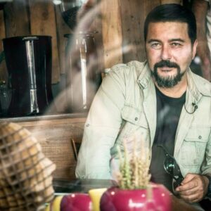 Amir Hossein Seddigh Instagram - ممنونم از همه عزيزانى كه لطف داشتن و تولدمو بهم تبريك گفتن، ببخشيد كه مستقيم به تك تك شما نتونستم پاسخ بدم.
 وارد چهل و هفتمين سال عمرم شدم. ببخشين كه پير ميشم. دست خودم نيست..... ؛
عكس از 
@alish.photography