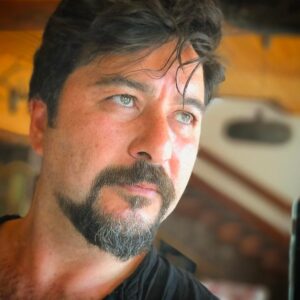Amir Hossein Seddigh Instagram - .نميدونم بگم يكسال بزرگتر شدم يا يكسال پيرتر، اما ميدونم كه نو شدن هميشه خوبه،
سال نو مبارك.
#amirhoseinsedigh