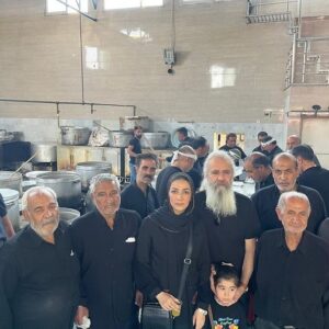 Amir Hossein Sharifi Instagram - نذر هر ساله ظهر عاشورا زادگاه پدرم روحت شاد
خداوند را شاکرم که هیئت ابوالفضل چندین دهه است که برای زنده نگه داشتن یاد و نام امام حسین(ع) در ظهر عاشورا ادامه دار بوده است و تا کنون هر سال برای ادای نذر در کنار عزیزانم و هم محلی هایم هستم
 انشالله همه حاجت روا بشید 
یا حسین🙏🙏🙏🙏