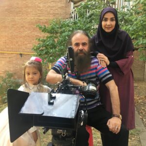 Amir Hossein Sharifi Instagram - پشت صحنه سريال روزهاي بي قراري ٢، در لوكيشين خيريه با ساراي عزيزم و بازيگر خردسال آيسان عبدي راد