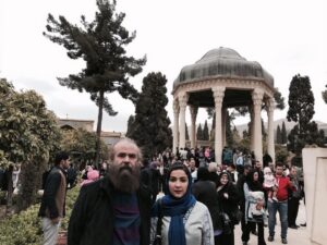 Amir Hossein Sharifi Instagram - هر آن كو خاطر مجموع و يار نازنين دارد ،  سعادت همدم او گشت و دولت همنشين دارد ،  حريم عشق را درگه بسي بالاتر از عقل است ،  كسي آن آستان بوسد كه جان در آستين دارد  پنجشنبه سوم فروردين ماه حافظيه شيراز  من و همسر مهربانم سارا