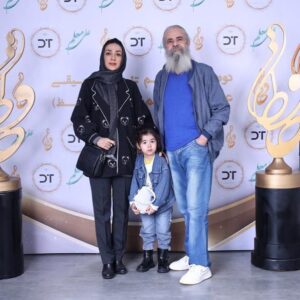 Amir Hossein Sharifi Instagram - دومین مراسم تئاتر و‌ موسیقی علی معلم(جشن حافظ)
به همراه سارای عزیزم و دختر قشنگم ساحل که اولین حضورش در مراسم رسمی بود
تشکر از دعوت بانو معماریان عزیز و امید جان معلم
و زحمات بانو لیلا جعفری مدیر اجرایی جشن حافظ
روح علی معلم رفیق بزرگوارم شاد و یادش گرامی🙏🌹🌹🌹