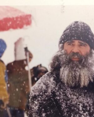 Amir Hossein Sharifi Instagram - فیلم سینمایی اشک سرما که با این همه مشقت و سختی تولید شد و به خاطر یک انسان خودخواه همه این زحمات به باد فنا رفت ، در پست قبلی کامل توضیح دادم 
این انسان بعد از نوزده سال حتی هنوز دست از پشت صحنه این فیلم هم برنمیدارد چنین فیلمی با میلیاردها پول دیگر قابل ساخت نخواهد بود افسوس!
لطفا ورق بزنید