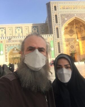 Amir Hossein Sharifi Instagram - ميلاد با سعادت منجي عالم بشريت مهدي عج بر تمام هم وطنان و همراهان خوبمان مبارك باشد
مشهد مقدس،حرم امام رضا(ع)  همراه بانوي مهربانم
لطفا ورق بزنيد