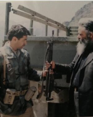 Amir Hossein Sharifi Instagram - فیلم سینمایی اشک سرما که با این همه مشقت و سختی تولید شد و به خاطر یک انسان خودخواه همه این زحمات به باد فنا رفت ، در پست قبلی کامل توضیح دادم 
این انسان بعد از نوزده سال حتی هنوز دست از پشت صحنه این فیلم هم برنمیدارد چنین فیلمی با میلیاردها پول دیگر قابل ساخت نخواهد بود افسوس!
لطفا ورق بزنید