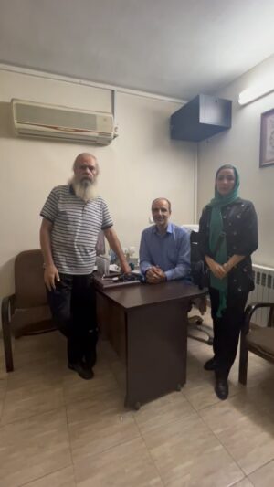 Amir Hossein Sharifi Instagram - در خدمت جناب آقای دکتر محمد کزازی پزشک فوق تخصص جراحی قلب و عروق برای چکاب سالانه ، پیجش ایشان را روی فیلم تگ کردیم برای دوستان و عزیزانمان اگر احتیاج داشتند بسیار دکتر متخصص و با اخلاق و انسان شریف ، با دقت و نظم فراوان هستند
