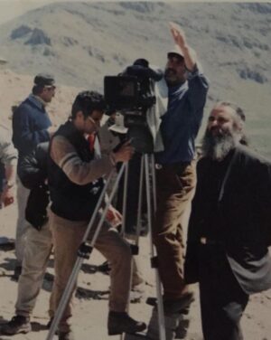 Amir Hossein Sharifi Instagram - فیلم سینمایی اشک سرما که با این همه مشقت و سختی تولید شد و به خاطر یک انسان خودخواه همه این زحمات به باد فنا رفت ، در پست قبلی کامل توضیح دادم 
این انسان بعد از نوزده سال حتی هنوز دست از پشت صحنه این فیلم هم برنمیدارد چنین فیلمی با میلیاردها پول دیگر قابل ساخت نخواهد بود افسوس!
لطفا ورق بزنید