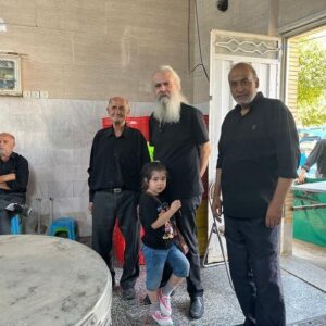 Amir Hossein Sharifi Instagram - نذر هر ساله ظهر عاشورا زادگاه پدرم روحت شاد
خداوند را شاکرم که هیئت ابوالفضل چندین دهه است که برای زنده نگه داشتن یاد و نام امام حسین(ع) در ظهر عاشورا ادامه دار بوده است و تا کنون هر سال برای ادای نذر در کنار عزیزانم و هم محلی هایم هستم
 انشالله همه حاجت روا بشید 
یا حسین🙏🙏🙏🙏