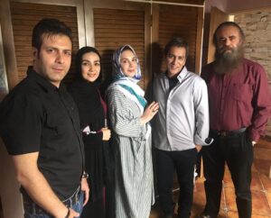 Amir Hossein Sharifi Instagram - پشت صحنه سريال روزهاي بيقراري ٢ ، بازيگران به ترتيب از چپ به راست : مجيد واشقاني،سارا صوفياني، افسانه بايگان، حميدرضا آذرنگ و بنده تهيه كننده سريال
منتظر يك سريال ملودرام خوب باشيد