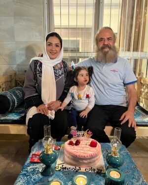 Amir Hossein Sharifi Instagram - سارای عزیزم از همه زحمات و محبت های تو همسر مهربانم برای تولدم تشکر میکنم تو هم بهترین اتفاق زندگی من هستی🙏🙏❤️