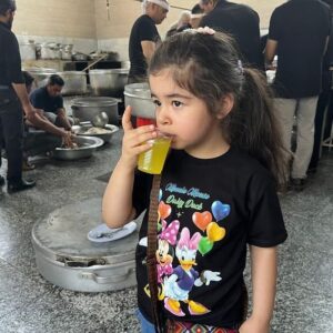 Amir Hossein Sharifi Instagram - نذر هر ساله ظهر عاشورا زادگاه پدرم روحت شاد
خداوند را شاکرم که هیئت ابوالفضل چندین دهه است که برای زنده نگه داشتن یاد و نام امام حسین(ع) در ظهر عاشورا ادامه دار بوده است و تا کنون هر سال برای ادای نذر در کنار عزیزانم و هم محلی هایم هستم
 انشالله همه حاجت روا بشید 
یا حسین🙏🙏🙏🙏