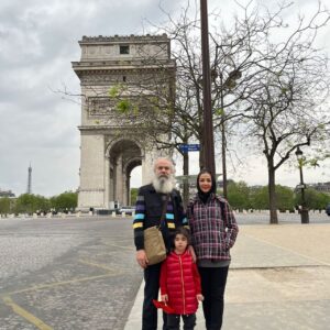 Amir Hossein Sharifi Instagram - لطفا ورق بزنید👆🌹🌹🌹
عکسهای پاریس نمای تاریخی شانزالیزه و عکس آخر دوسلدورف آلمان  خیابان کونیگزآله

بسیار متاسفم برای فضای مجازی که با یک عکس در فرودگاه توسط همسرم و خداحافظی ، چه شایعاتی که برای من و خانواده ام در فضای مجازی و سایتهای مختلف  با عنوان مهاجرت  منتشر شد!!!
بنده و خانواده ام عاشق خاک ایران و هم وطنانمان هستیم ، به هیچ عنوان مهاجرت ما صحت ندارد و شدیدا  تکذیب میکنم 
انشاالله به زودی به ایران باز میگردیم و همیشه در کنار مردم عزیزمان هستیم🙏