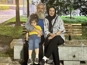 Amir Hossein Sharifi Instagram - سارای عزیزم چهاردهمین سالگرد ازدواجمان برای من چهارده روز گذشته
در کنار تو بودن را خداوند متعال به من هدیه داده امیدوارم که در کنار تو و ساحل عزیزم سلامت و خوش و خرم باشیم🌹🌹🌹🌹
 بدون شما زندگی معنایی ندارد❤️
در سفر بودیم و یکم خرداد ماه هزار و چهارصد و دو ،چهاردهمین سالگرد یکی شدنمان گذشت🌸🌸🌸