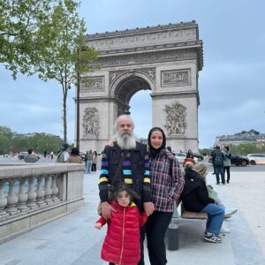Amir Hossein Sharifi Instagram - لطفا ورق بزنید👆🌹🌹🌹
عکسهای پاریس نمای تاریخی شانزالیزه و عکس آخر دوسلدورف آلمان  خیابان کونیگزآله

بسیار متاسفم برای فضای مجازی که با یک عکس در فرودگاه توسط همسرم و خداحافظی ، چه شایعاتی که برای من و خانواده ام در فضای مجازی و سایتهای مختلف  با عنوان مهاجرت  منتشر شد!!!
بنده و خانواده ام عاشق خاک ایران و هم وطنانمان هستیم ، به هیچ عنوان مهاجرت ما صحت ندارد و شدیدا  تکذیب میکنم 
انشاالله به زودی به ایران باز میگردیم و همیشه در کنار مردم عزیزمان هستیم🙏